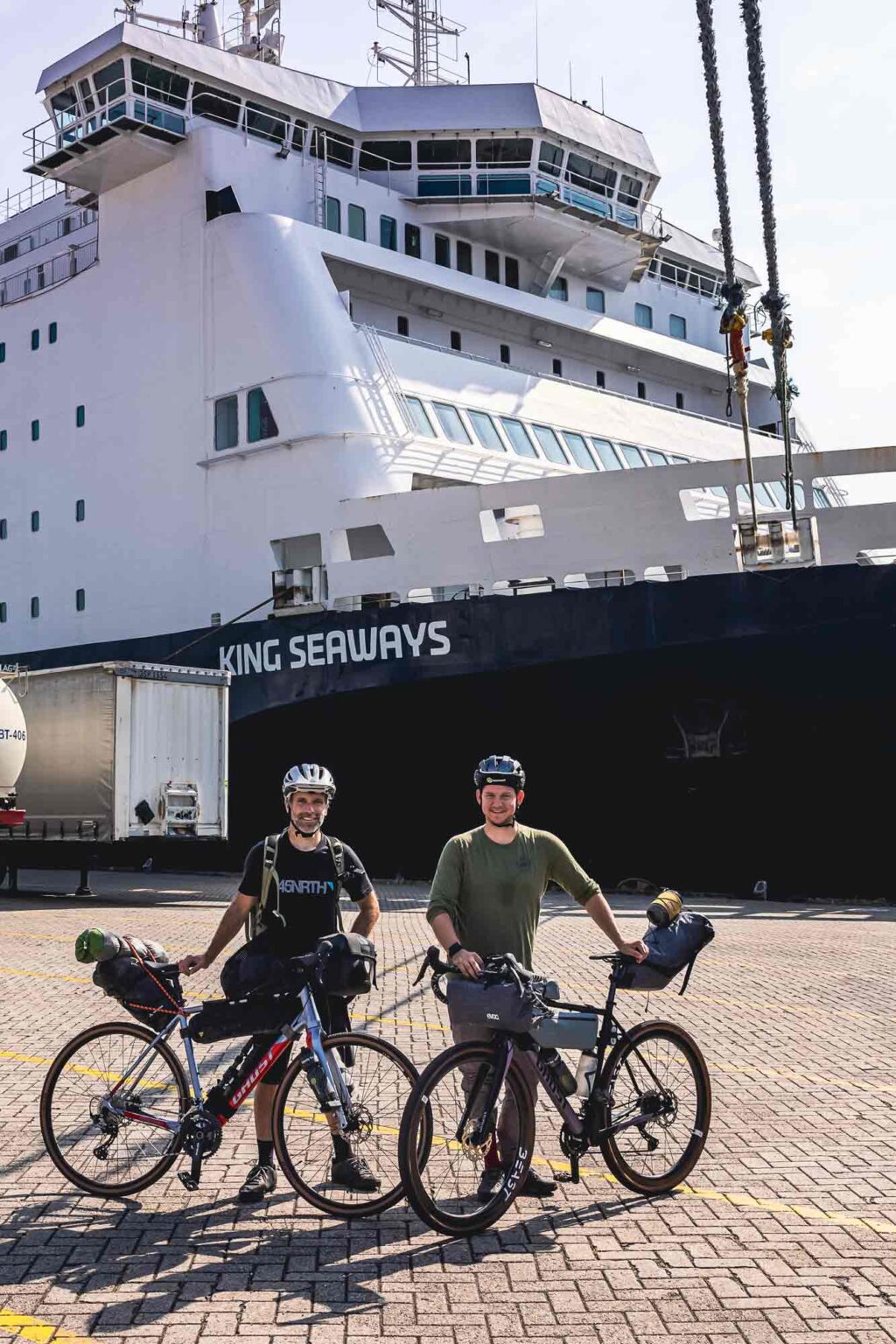 Hier siehst du mich gemeinsam mit Mountainbike-Profi Tobias Woggon auf dem Weg zu einem Outdoor-Shooting nach Schottland – Schlafsack, Zelt und Kamera im Gepäck...!